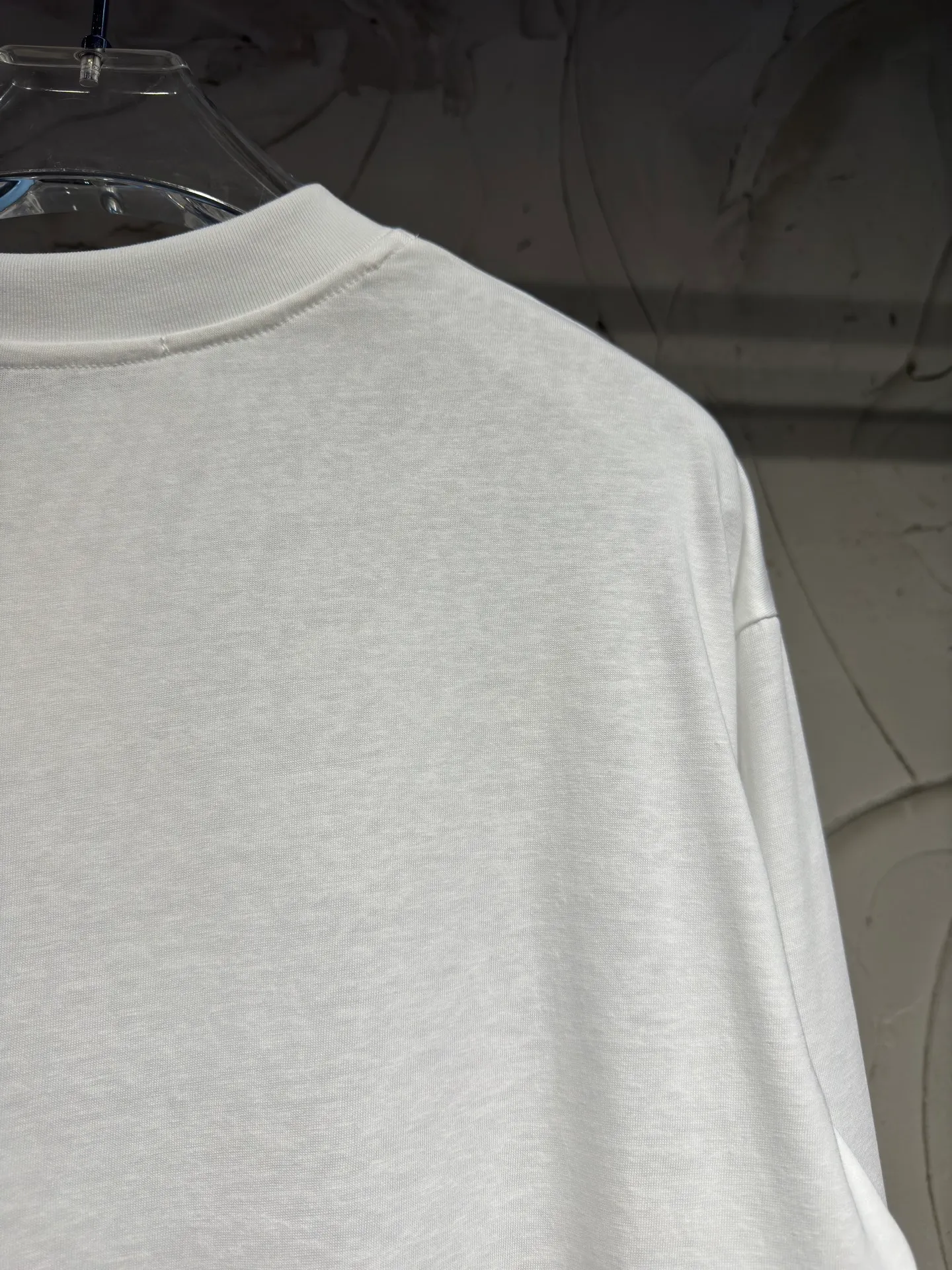 Acne Studios High Quality Classic Series minimalist dark printed logo, 26ss autumn and winter New Arrival new color, short-sleeved and long-sleeved bottoming shirt made by Acne, imported machine hot stamping process in the front and center, low-key and noble snowflake cotton fabric with slightly transparent texture, comfortable and Breathable. The short sleeves are refreshing and casual, and the long sleeves are suitable for layering. Round neck and loose version, regardless of body shape, same style for men and women. The wardrobe is always missing a basic white T Sizes: S M L XL